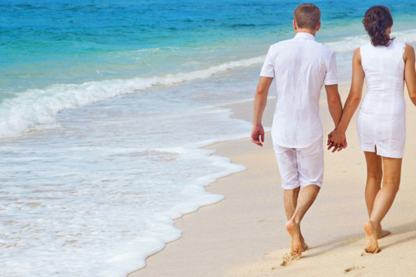 Couple-on-beach-1428x600