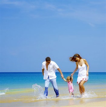 beach-pic-holding-hands