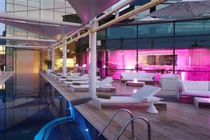 Poolside dining at Jumeirah Zabeel Saray