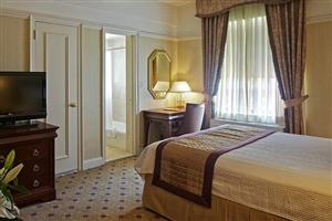 Deluxe room queen bed
